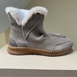 Taos Future Mid Fuzzy Boots in Taupe Size 7